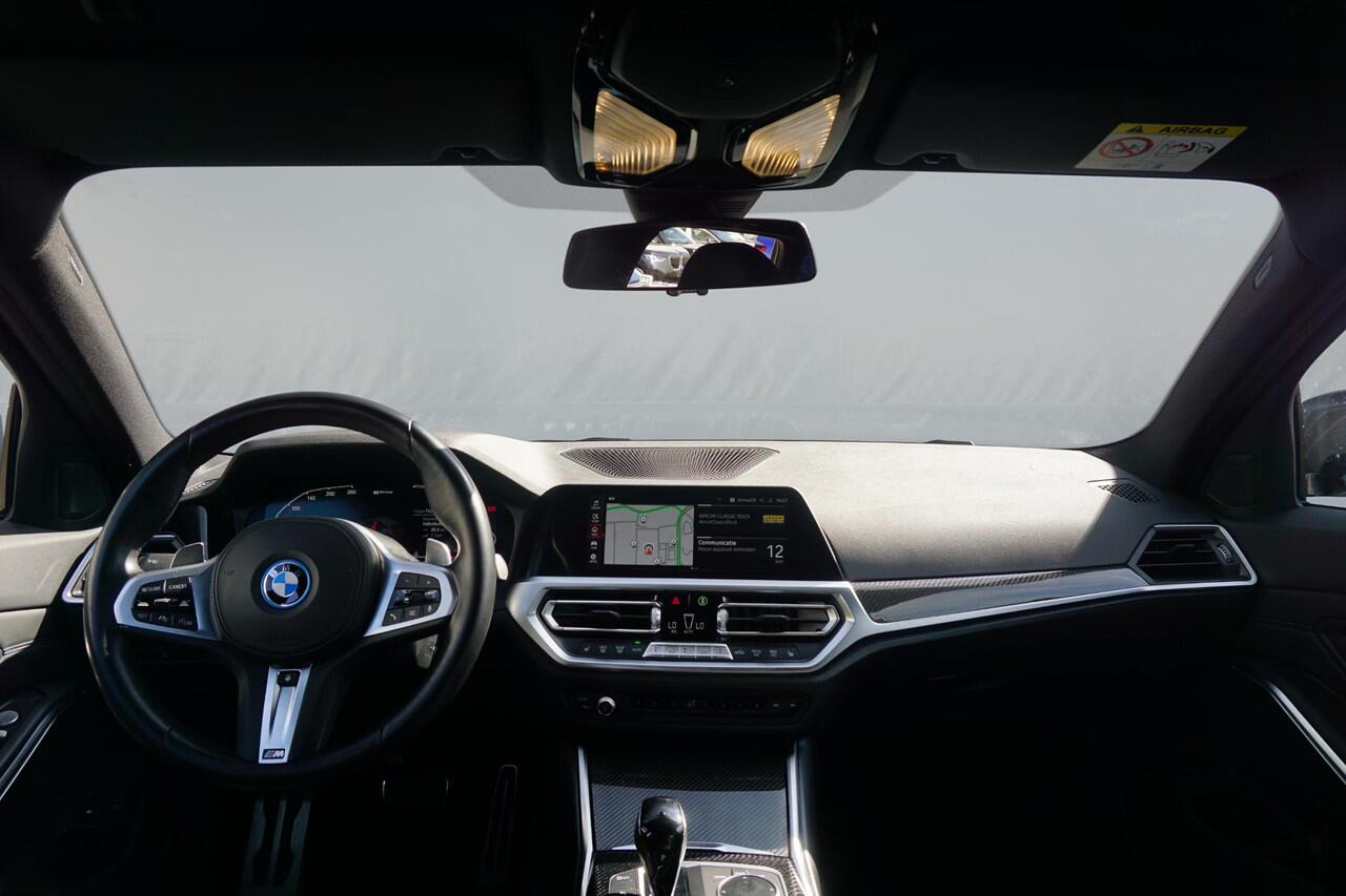 BMW 3-SERIE Touring 330e M Sportpakket 19'' / Laserlight / Head-Up Display / Koplampen Shadow Line