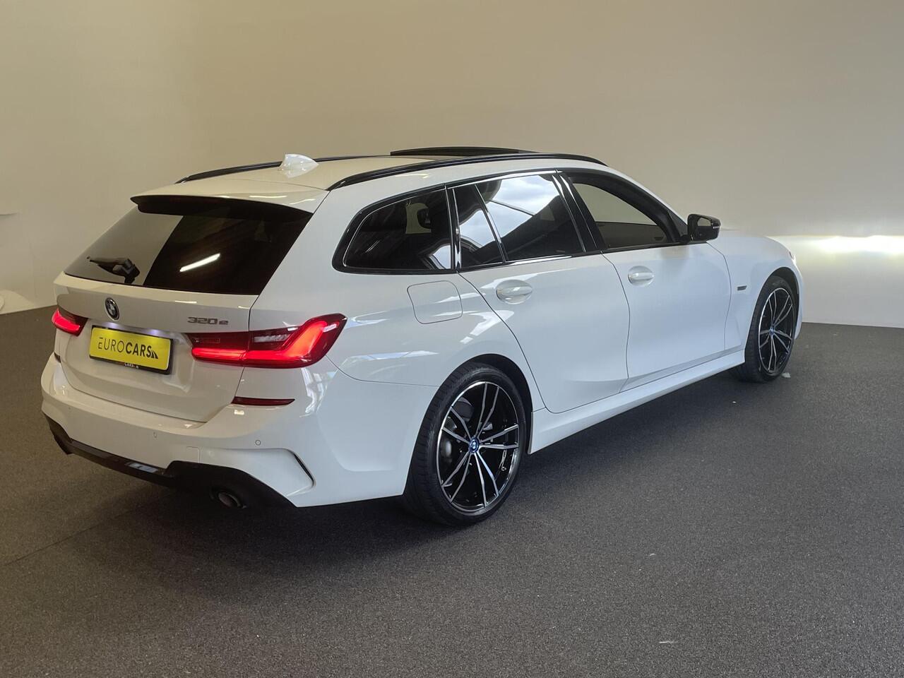 BMW 3-SERIE Touring 320e M-Sport Aut-8 Panoramadak Adaptive M-Technic Chassis LED Navi Cruise Control PDC VA 19" LM Velgen Shadowline