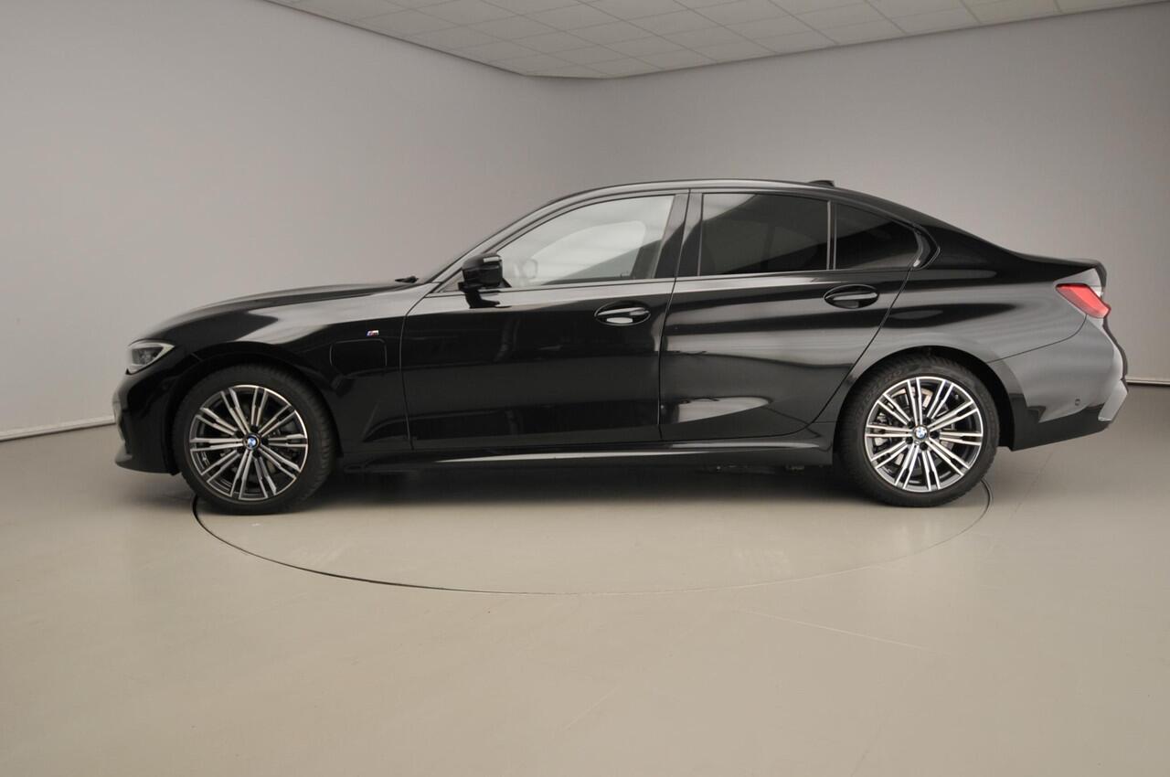 BMW 3-SERIE Sedan 320e | M-Sportpakket | Laserlicht | Leder | Navigatie | Sportstoelen | Stoelverwarming | DAB | Hifi speakers | Alu 18 inch