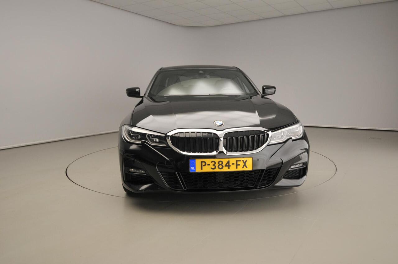 BMW 3-SERIE Sedan 320e | M-Sportpakket | Laserlicht | Leder | Navigatie | Sportstoelen | Stoelverwarming | DAB | Hifi speakers | Alu 18 inch
