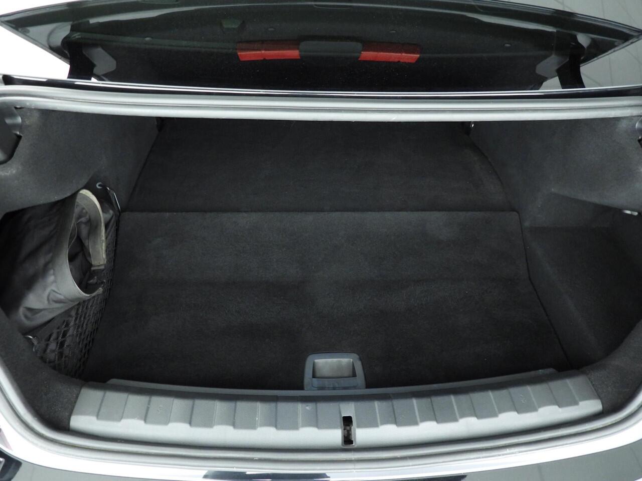 BMW 3-SERIE Sedan 320e | M-Sportpakket | Laserlicht | Leder | Navigatie | Sportstoelen | Stoelverwarming | DAB | Hifi speakers | Alu 18 inch