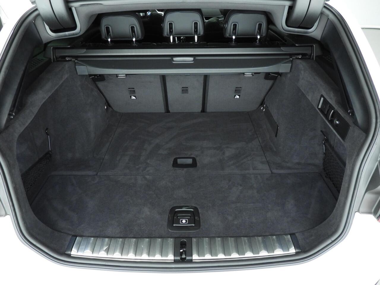 BMW 3-SERIE Touring 318i | LED | Navigatie | Schuifdak | Trekhaak | Shadow line | DAB | Hifi speakers | Alu 18 inch