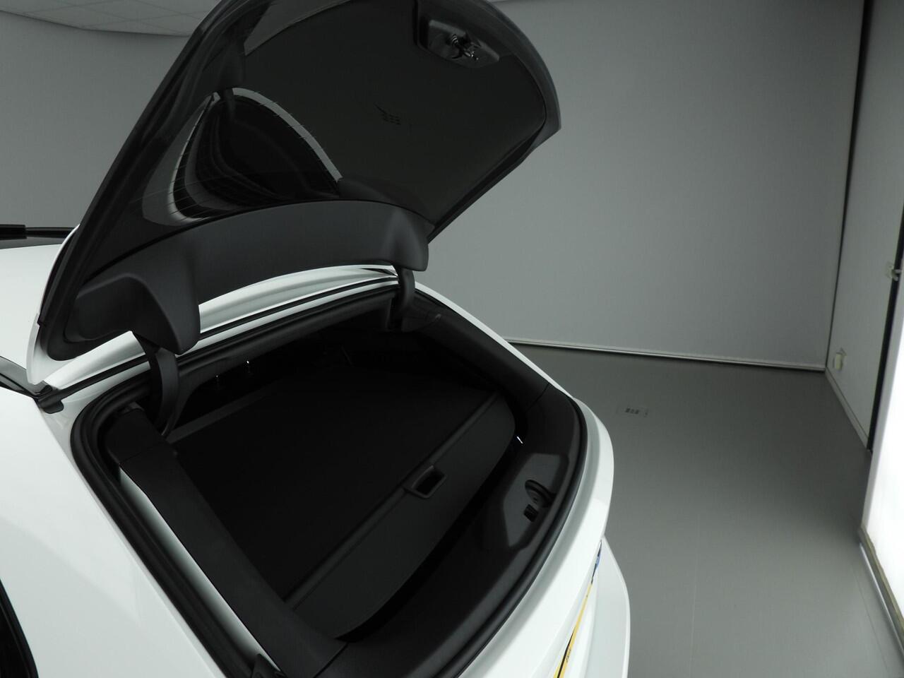 BMW 3-SERIE Touring 318i | LED | Navigatie | Schuifdak | Trekhaak | Shadow line | DAB | Hifi speakers | Alu 18 inch