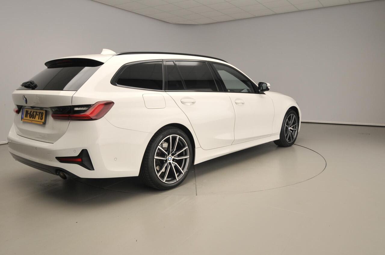 BMW 3-SERIE Touring 318i | LED | Navigatie | Schuifdak | Trekhaak | Shadow line | DAB | Hifi speakers | Alu 18 inch