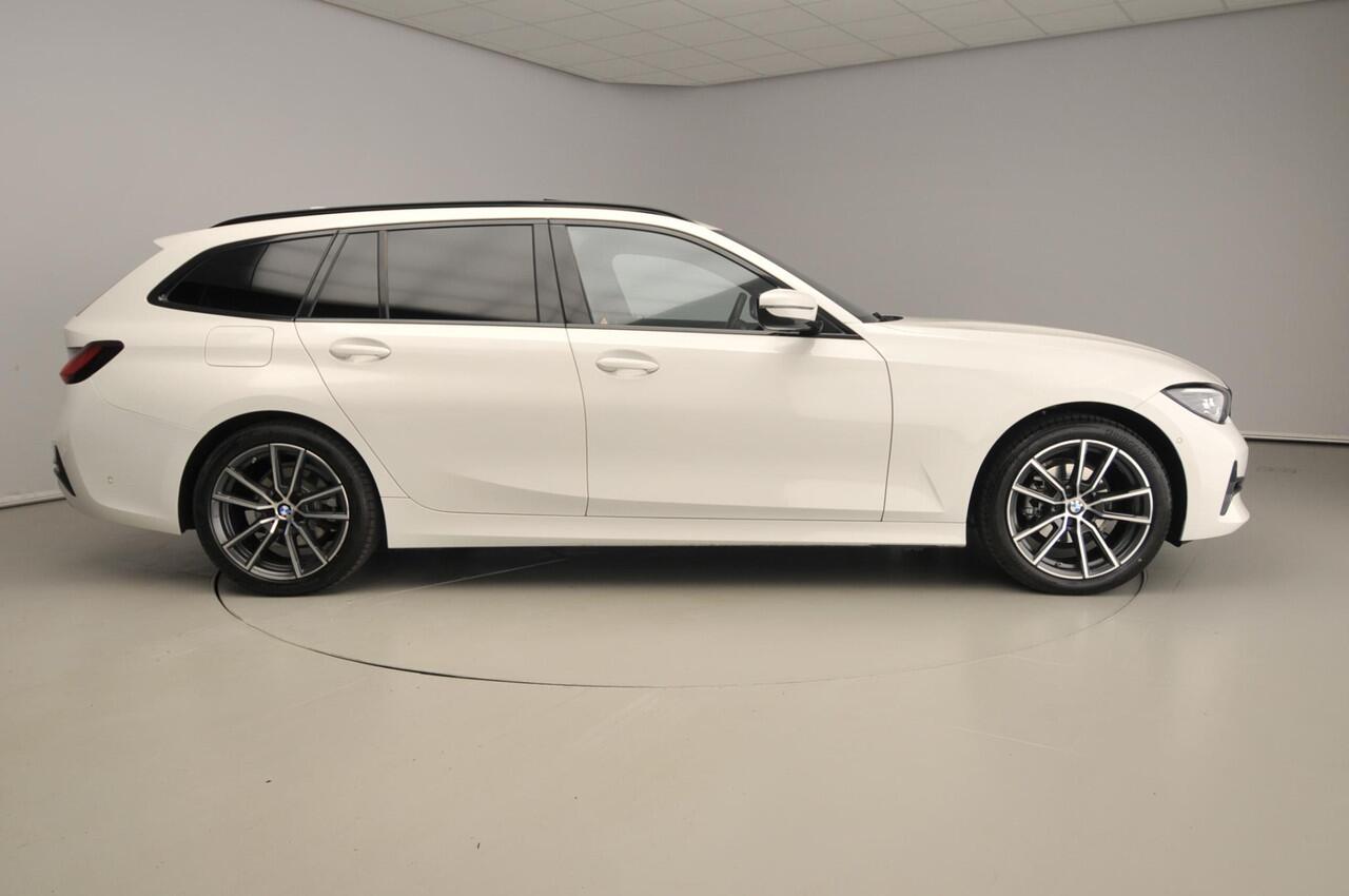 BMW 3-SERIE Touring 318i | LED | Navigatie | Schuifdak | Trekhaak | Shadow line | DAB | Hifi speakers | Alu 18 inch