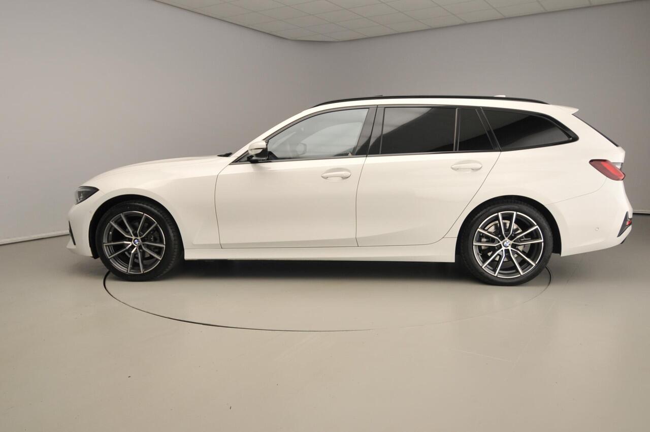 BMW 3-SERIE Touring 318i | LED | Navigatie | Schuifdak | Trekhaak | Shadow line | DAB | Hifi speakers | Alu 18 inch