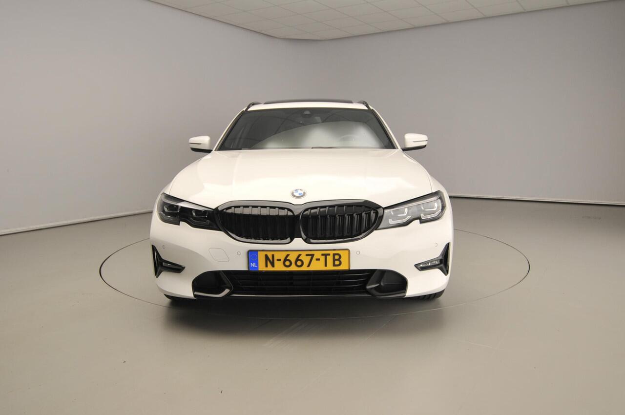 BMW 3-SERIE Touring 318i | LED | Navigatie | Schuifdak | Trekhaak | Shadow line | DAB | Hifi speakers | Alu 18 inch