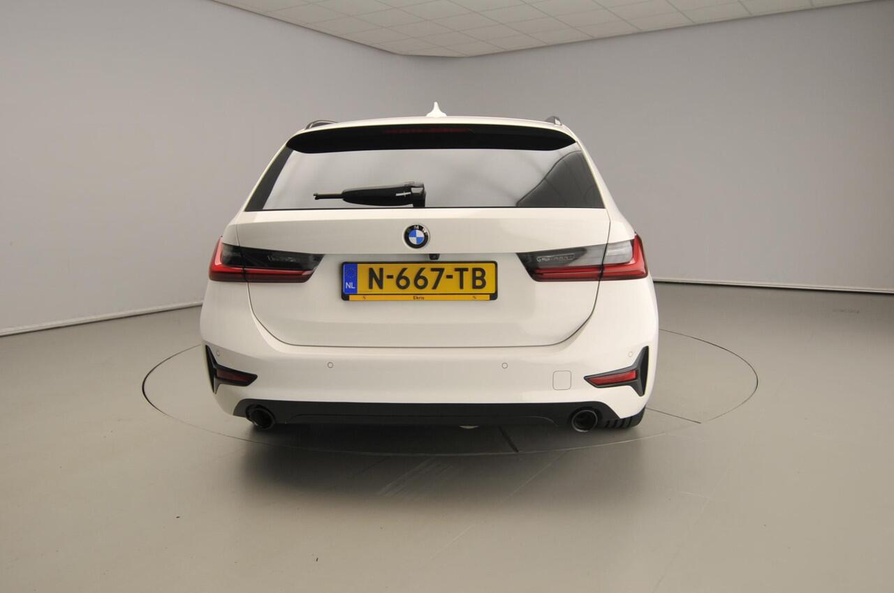 BMW 3-SERIE Touring 318i | LED | Navigatie | Schuifdak | Trekhaak | Shadow line | DAB | Hifi speakers | Alu 18 inch