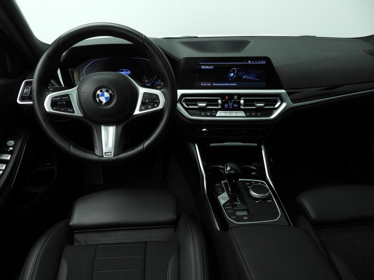 BMW 3-SERIE Touring 318i | LED | Navigatie | Schuifdak | Trekhaak | Shadow line | DAB | Hifi speakers | Alu 18 inch