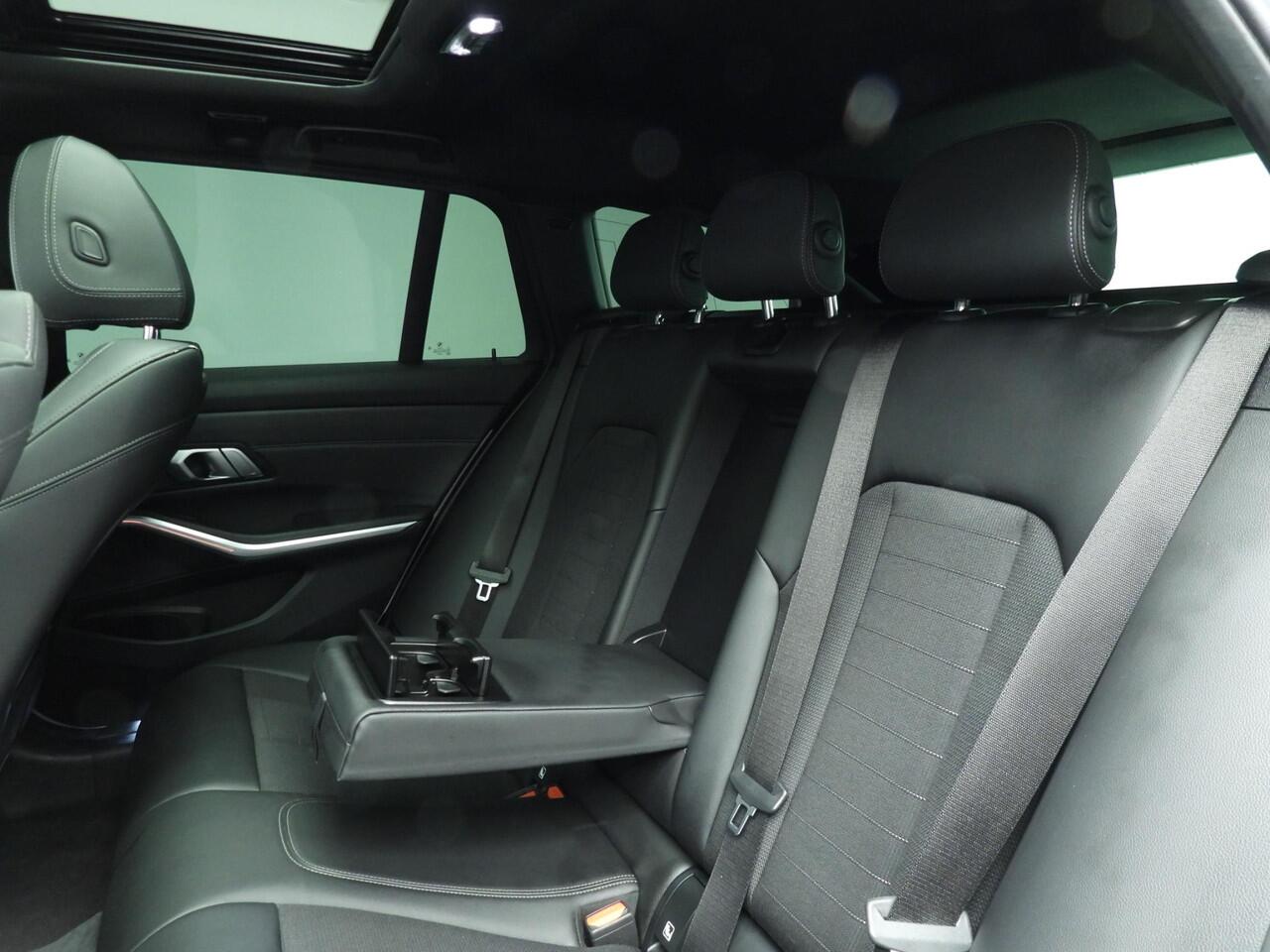 BMW 3-SERIE Touring 318i | LED | Navigatie | Schuifdak | Trekhaak | Shadow line | DAB | Hifi speakers | Alu 18 inch