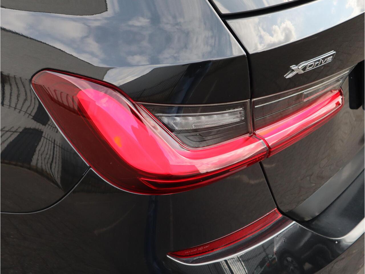 BMW 3-SERIE Touring 320e xDrive High Executive M Sport / Panodak / Sportleder / Camera /