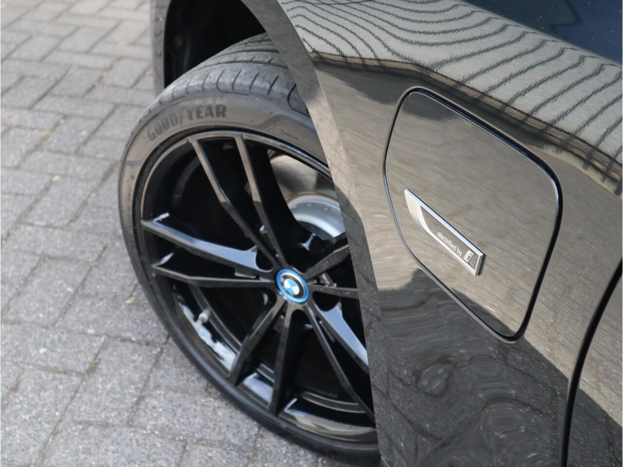 BMW 3-SERIE Touring 320e xDrive High Executive M Sport / Panodak / Sportleder / Camera /