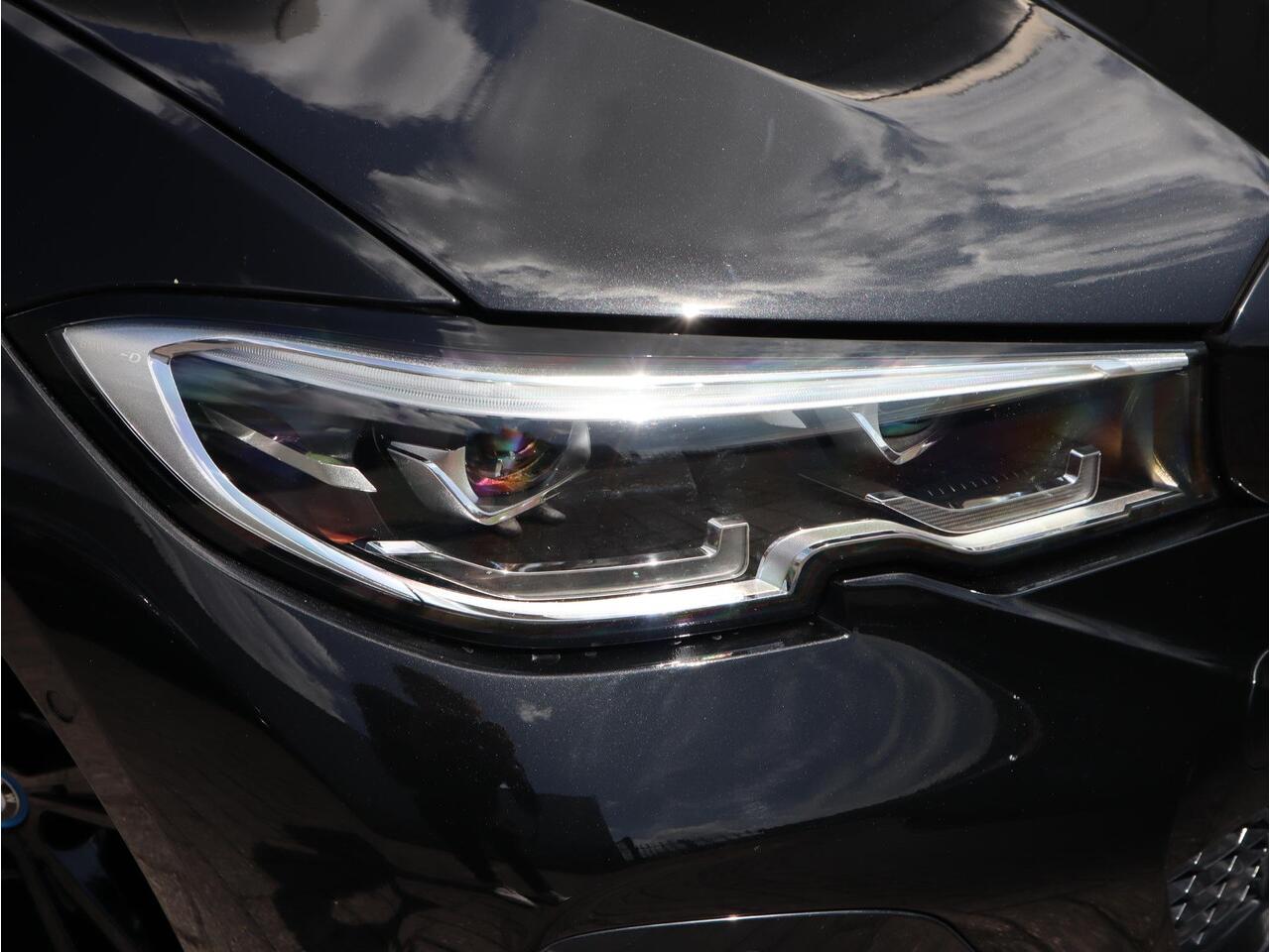 BMW 3-SERIE Touring 320e xDrive High Executive M Sport / Panodak / Sportleder / Camera /