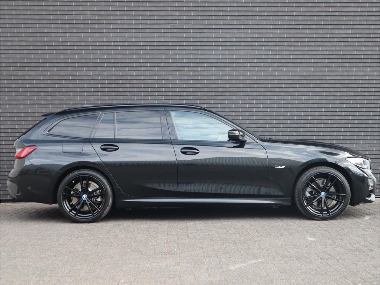 BMW 3-SERIE Touring 320e xDrive High Executive M Sport / Panodak / Sportleder / Camera /