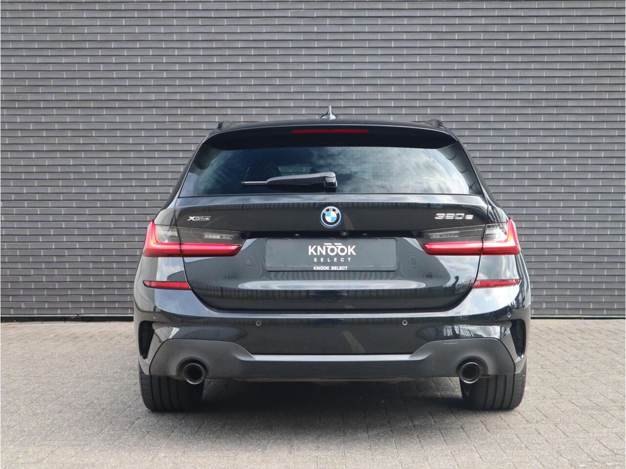 BMW 3-SERIE Touring 320e xDrive High Executive M Sport / Panodak / Sportleder / Camera /