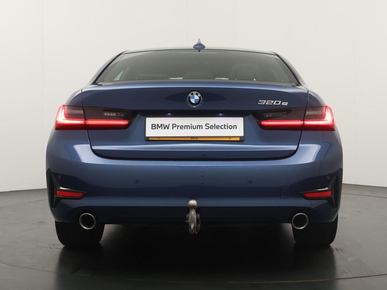 BMW 3-SERIE 320e Business Edition Plus | Trekhaak | Panoramadak | Stoelverwarming |