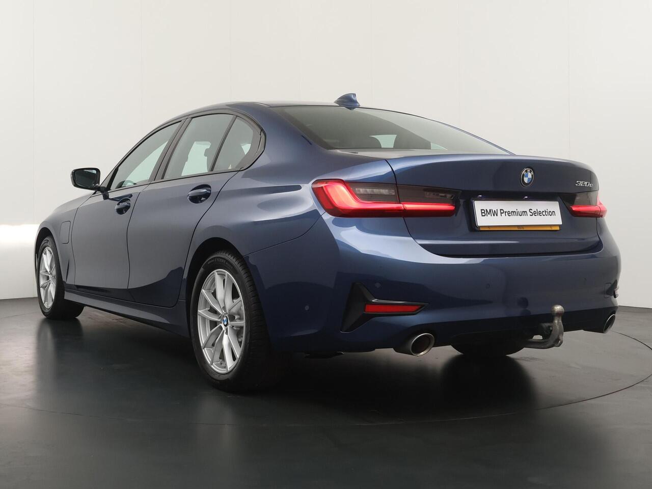 BMW 3-SERIE 320e Business Edition Plus | Trekhaak | Panoramadak | Stoelverwarming |