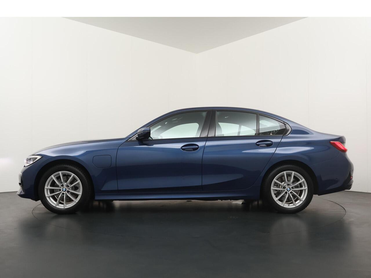 BMW 3-SERIE 320e Business Edition Plus | Trekhaak | Panoramadak | Stoelverwarming |