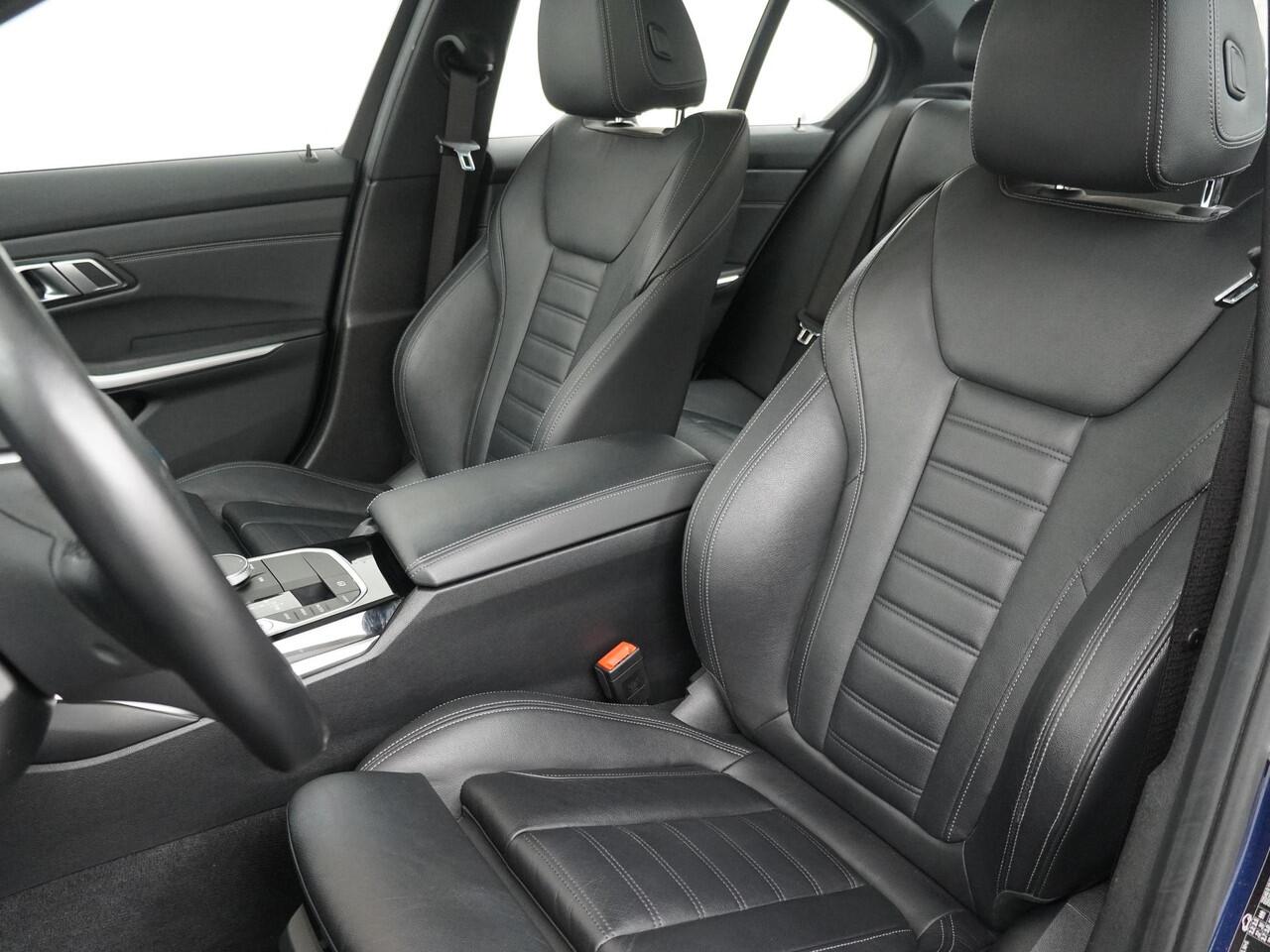 BMW 3-SERIE 320e Business Edition Plus | Trekhaak | Panoramadak | Stoelverwarming |