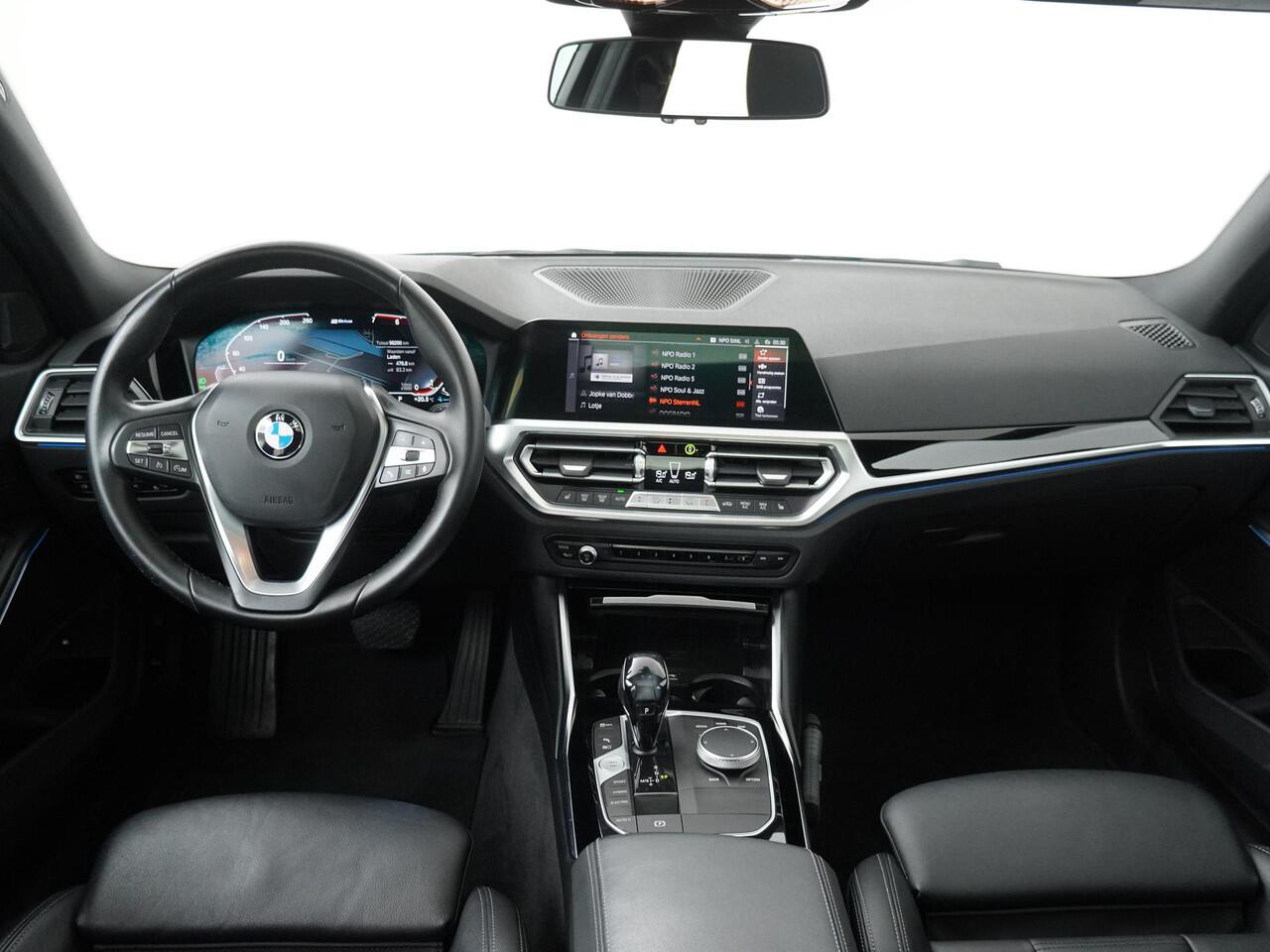 BMW 3-SERIE 320e Business Edition Plus | Trekhaak | Panoramadak | Stoelverwarming |