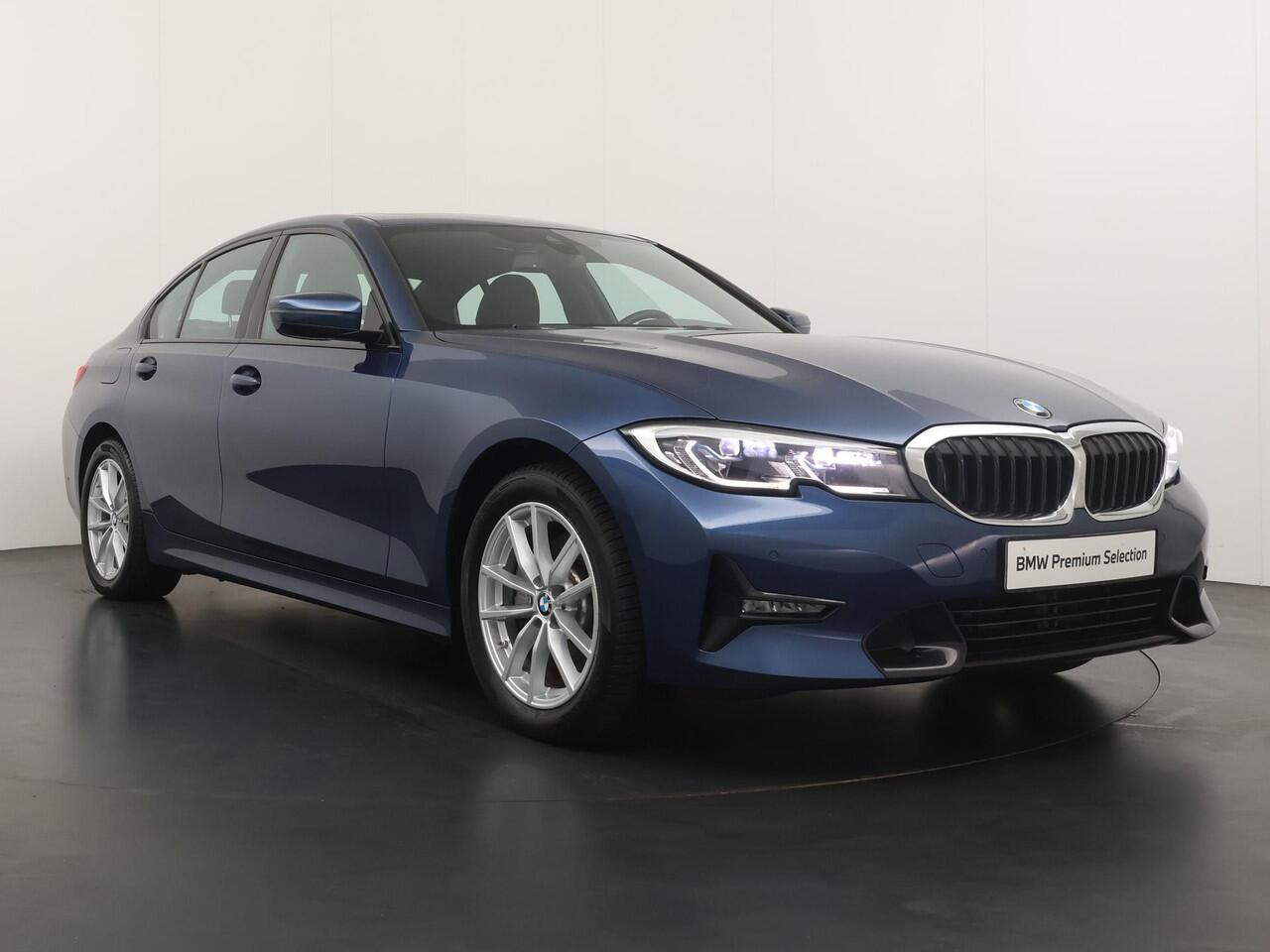 BMW 3-SERIE 320e Business Edition Plus | Trekhaak | Panoramadak | Stoelverwarming |