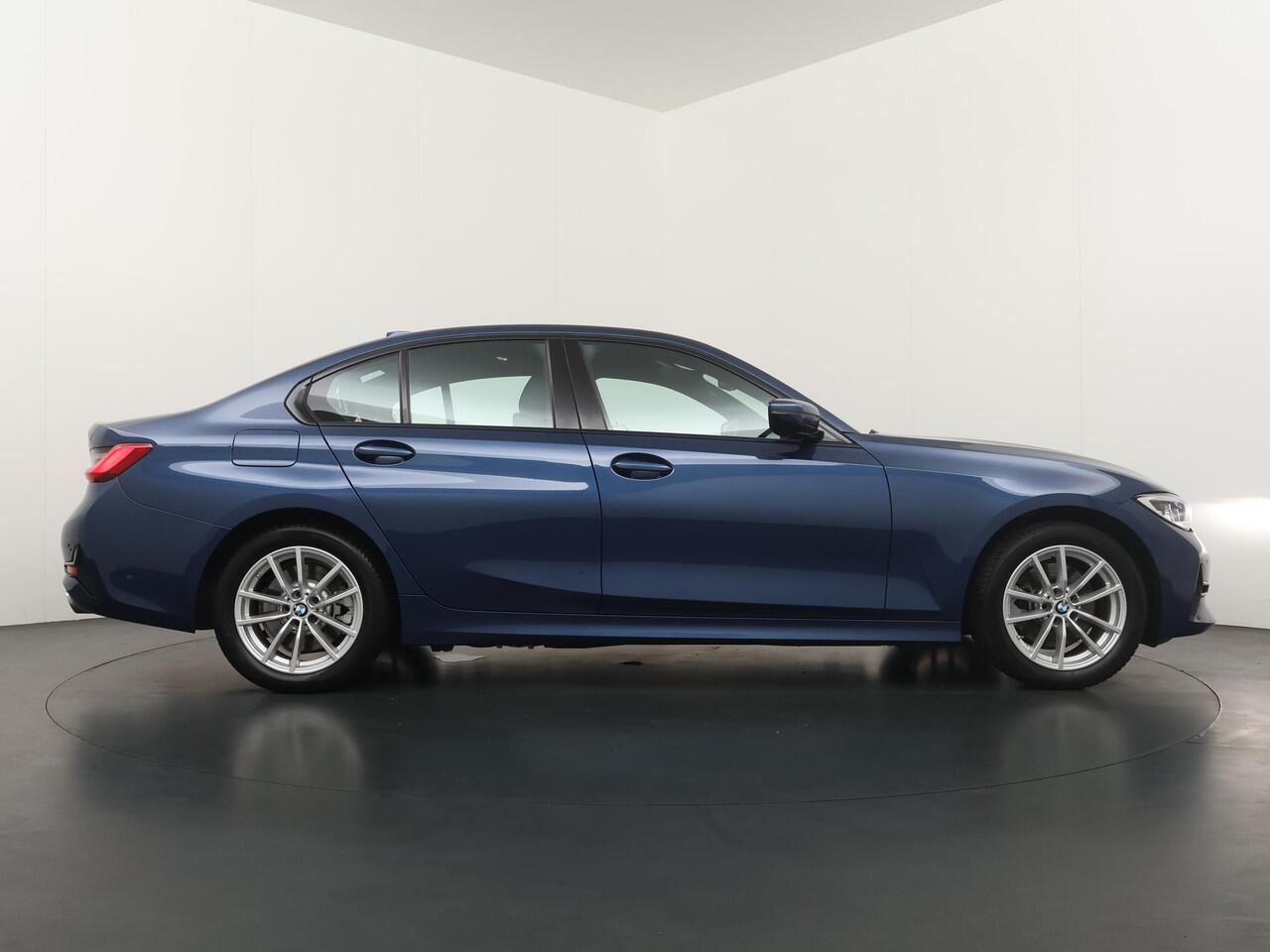 BMW 3-SERIE 320e Business Edition Plus | Trekhaak | Panoramadak | Stoelverwarming |