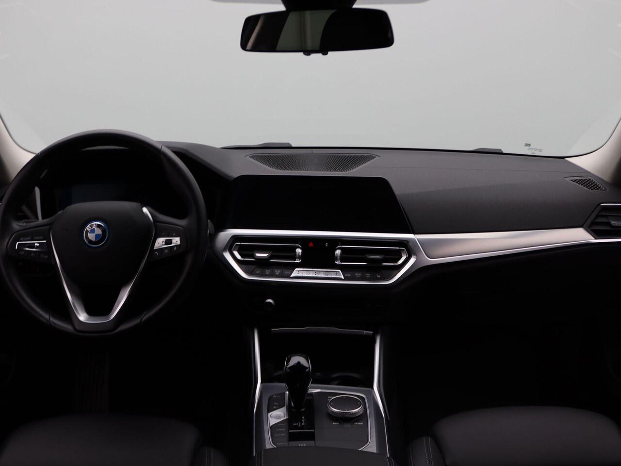 BMW 3-SERIE Touring 320e Luxury Line | High Executive | Sportstoelen voor | Live Cockpit Professional | HIFI | 17"