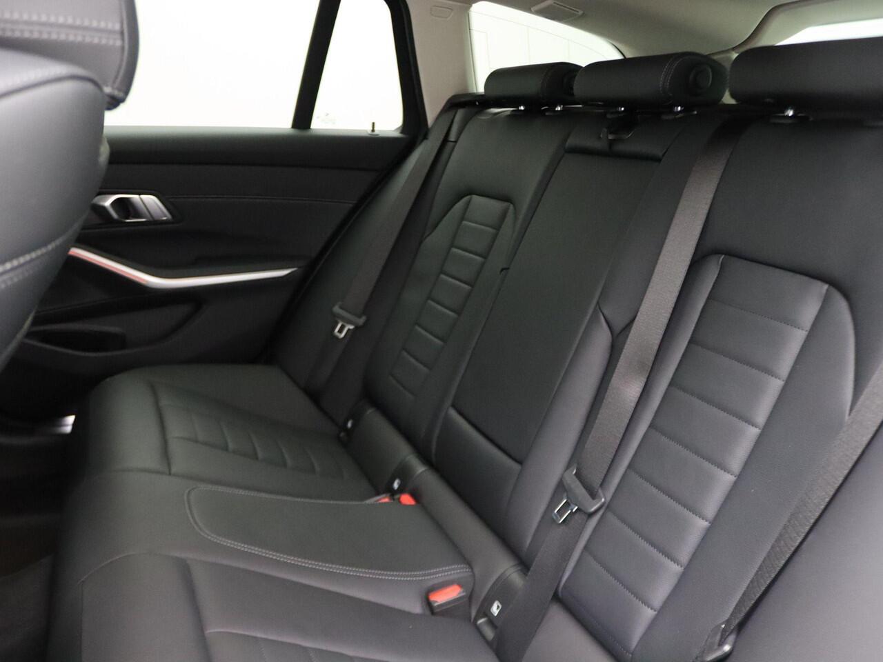 BMW 3-SERIE Touring 320e Luxury Line | High Executive | Sportstoelen voor | Live Cockpit Professional | HIFI | 17"
