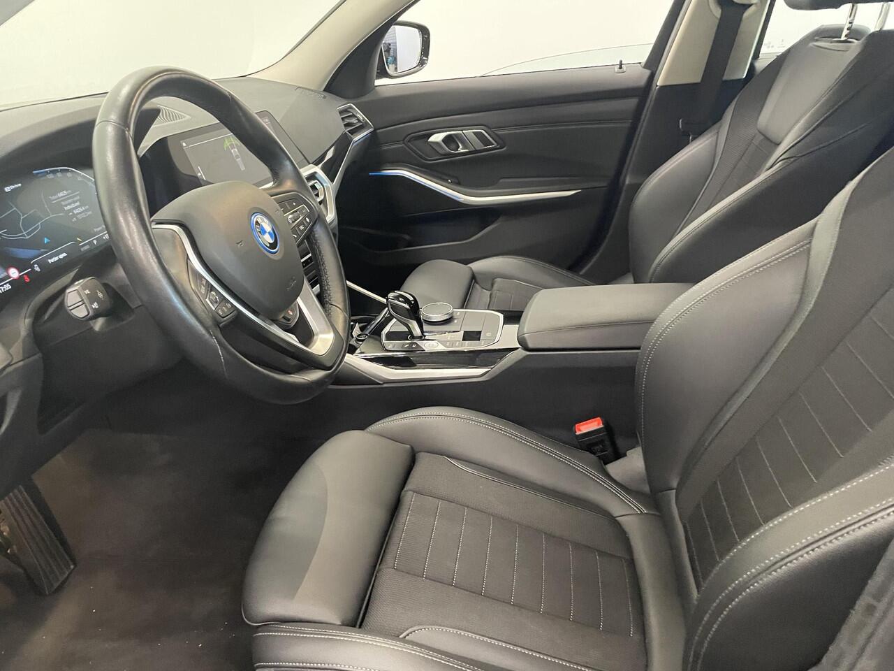 BMW 3-SERIE Touring 330e Touring SportLine PHEV 292 PK AUT Navi Carplay Camera Achter PDC V+A Winterpack Sport Stoelen Active Protection Ambiance Licht