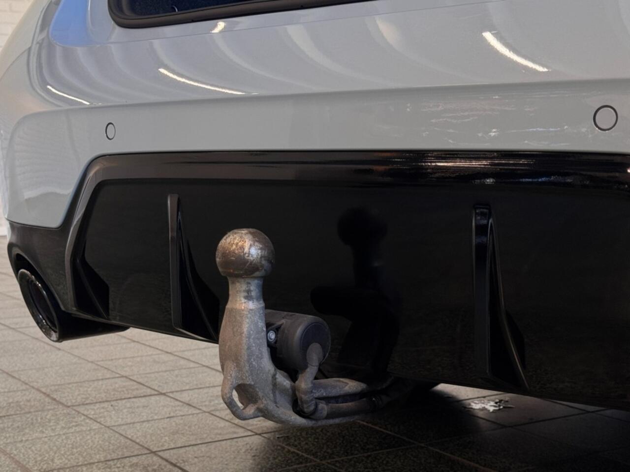 BMW 3-SERIE 330i M-Sport Trekhaak Camera LED Harman Kardon 19''