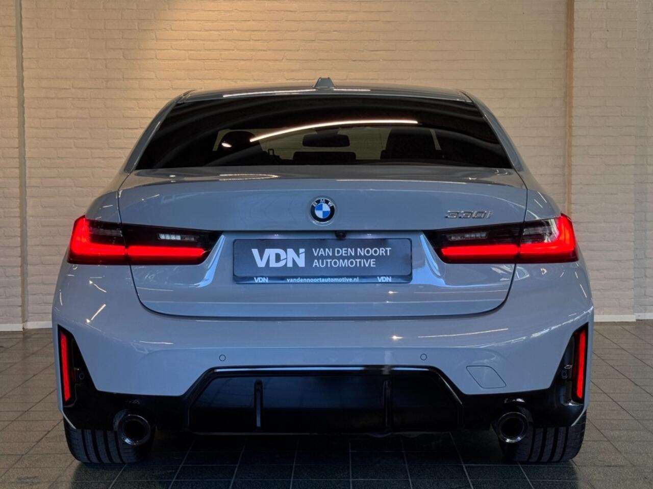 BMW 3-SERIE 330i M-Sport Trekhaak Camera LED Harman Kardon 19''