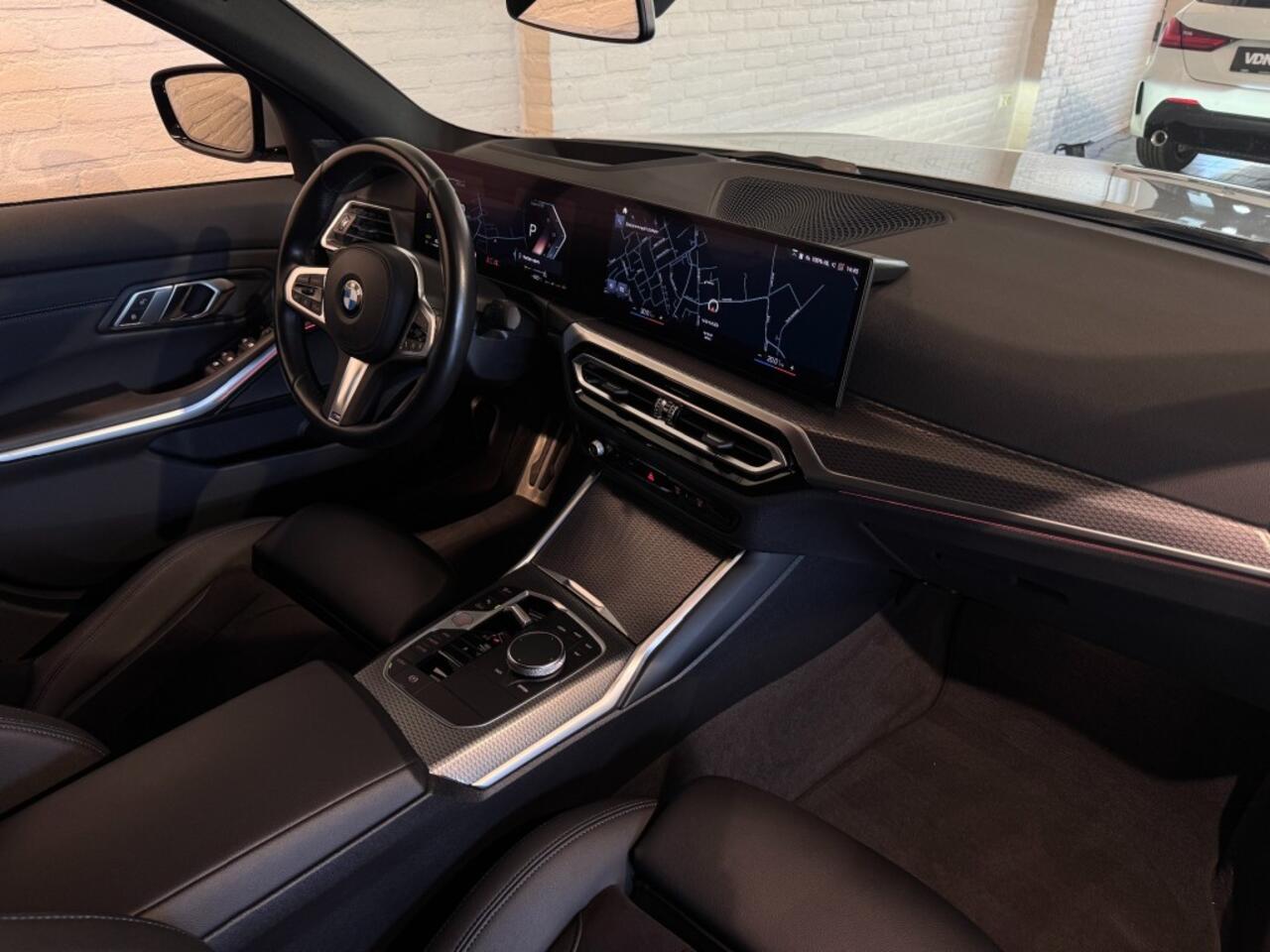 BMW 3-SERIE 330i M-Sport Trekhaak Camera LED Harman Kardon 19''