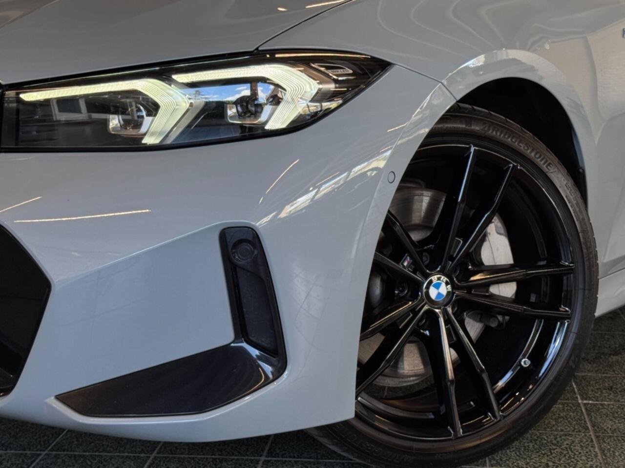 BMW 3-SERIE 330i M-Sport Trekhaak Camera LED Harman Kardon 19''