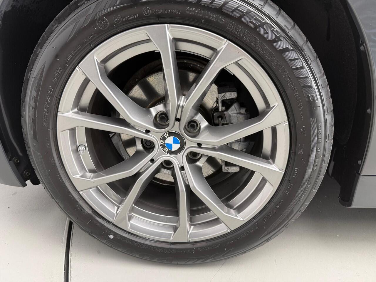 BMW 3-SERIE Sedan 318i | Laserlicht | Leder | Navigatie | Sportstoelen | Stoelverwarming | DAB | Hifi speakers | Alu 17 inch