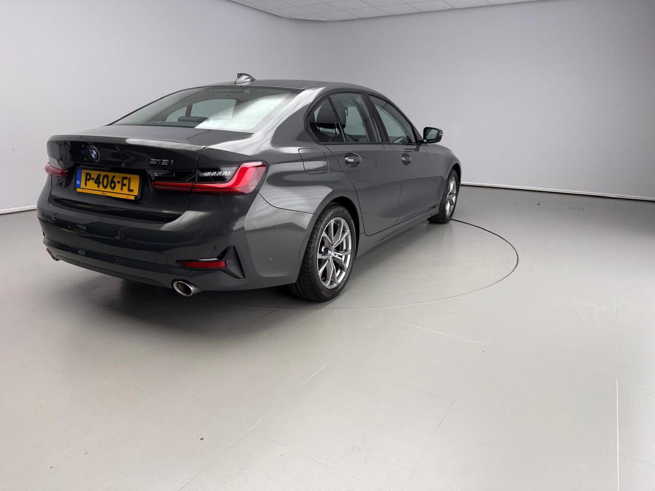 BMW 3-SERIE Sedan 318i | Laserlicht | Leder | Navigatie | Sportstoelen | Stoelverwarming | DAB | Hifi speakers | Alu 17 inch