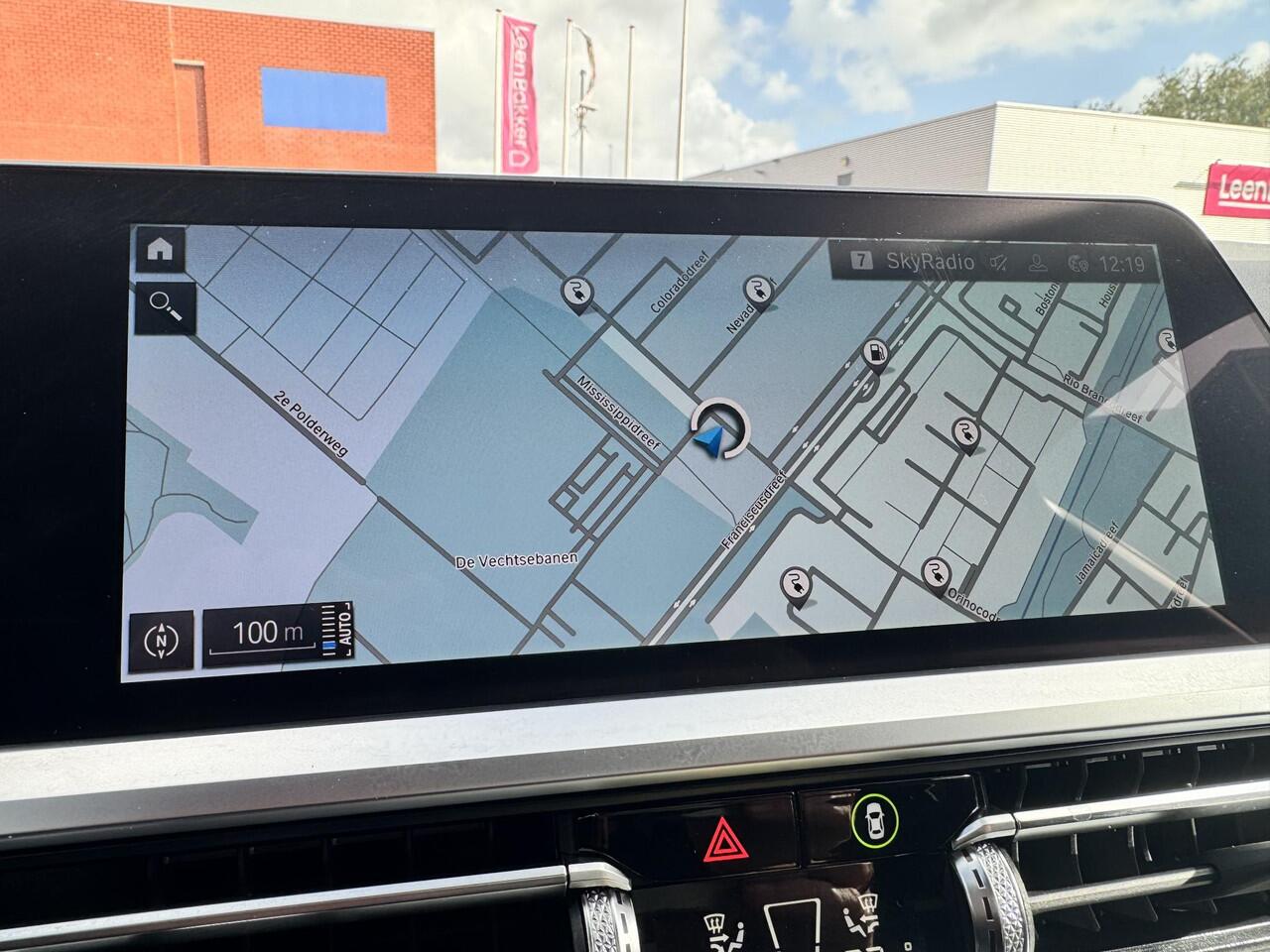 BMW 3-SERIE 320e M-sport | LASER LIGHT | CARPLAY | CAMERA | LEER/ALCANTARA |