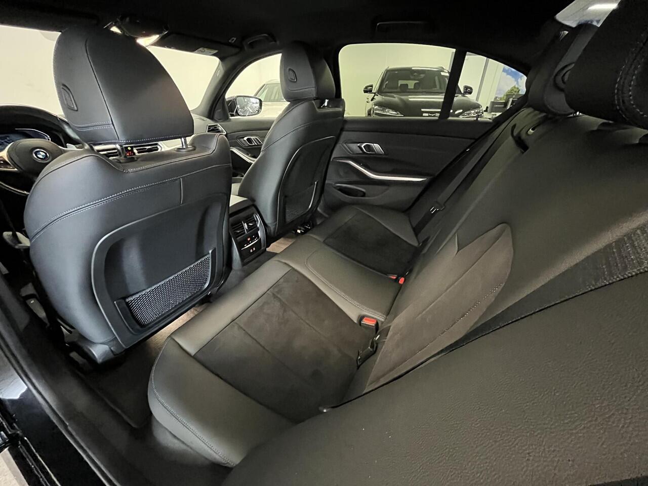 BMW 3-SERIE 320e M-sport | LASER LIGHT | CARPLAY | CAMERA | LEER/ALCANTARA |