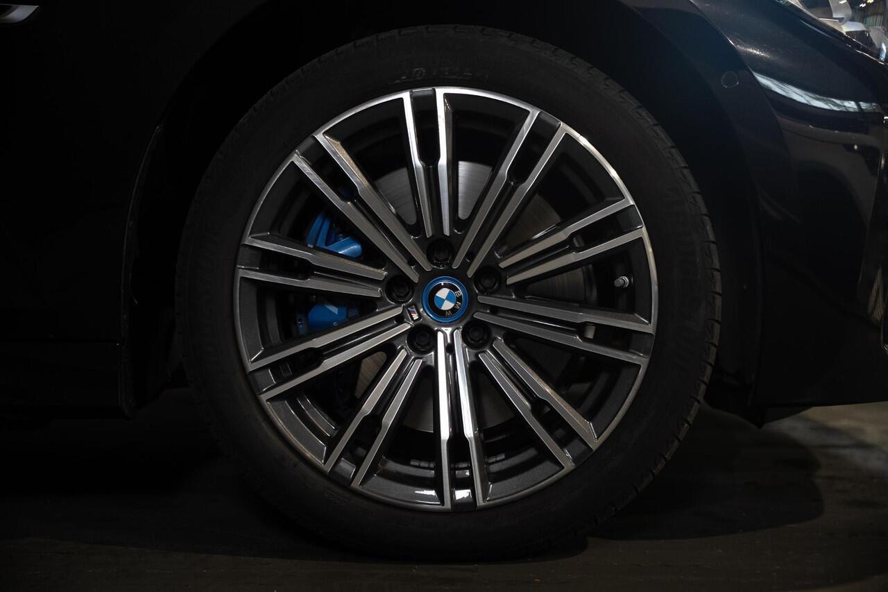 BMW 3-SERIE Touring 330e M-Sport | Pano | Trekhaak | 360 camera