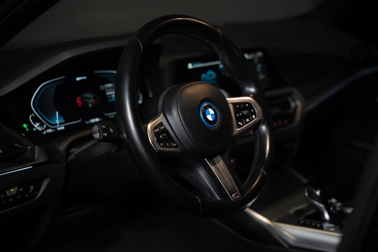 BMW 3-SERIE Touring 330e M-Sport | Pano | Trekhaak | 360 camera