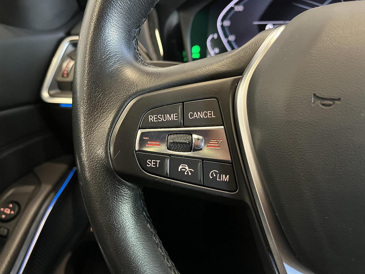 BMW 3-SERIE Touring 320e Sportline Aut-8 Panoramadak Head Up Display Laser Licht Adaptive Cruise Trekhaak Leder Navi Parkeer Sensoren