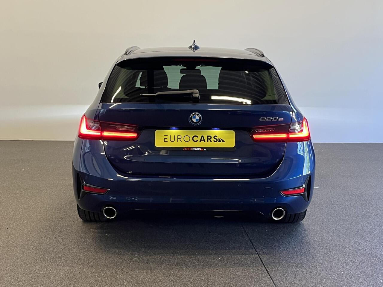 BMW 3-SERIE Touring 320e Sportline Aut-8 Panoramadak Head Up Display Laser Licht Adaptive Cruise Trekhaak Leder Navi Parkeer Sensoren