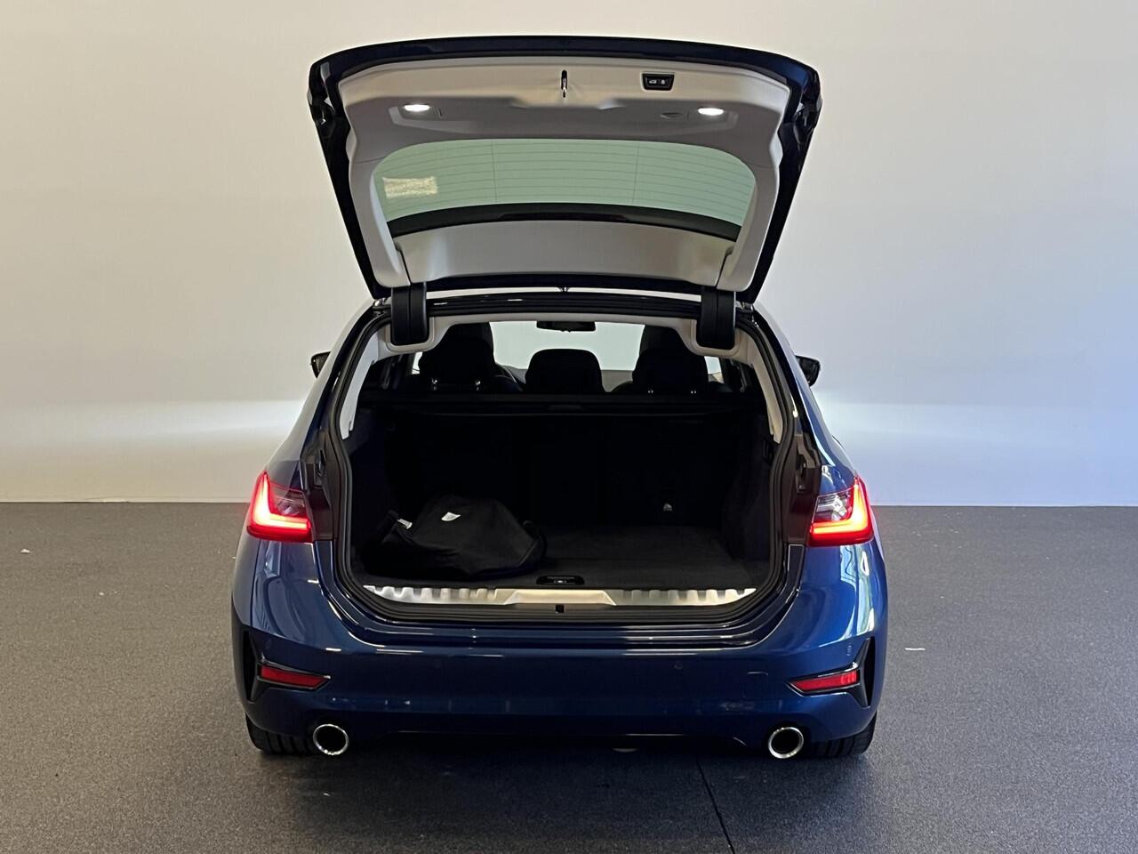 BMW 3-SERIE Touring 320e Sportline Aut-8 Panoramadak Head Up Display Laser Licht Adaptive Cruise Trekhaak Leder Navi Parkeer Sensoren