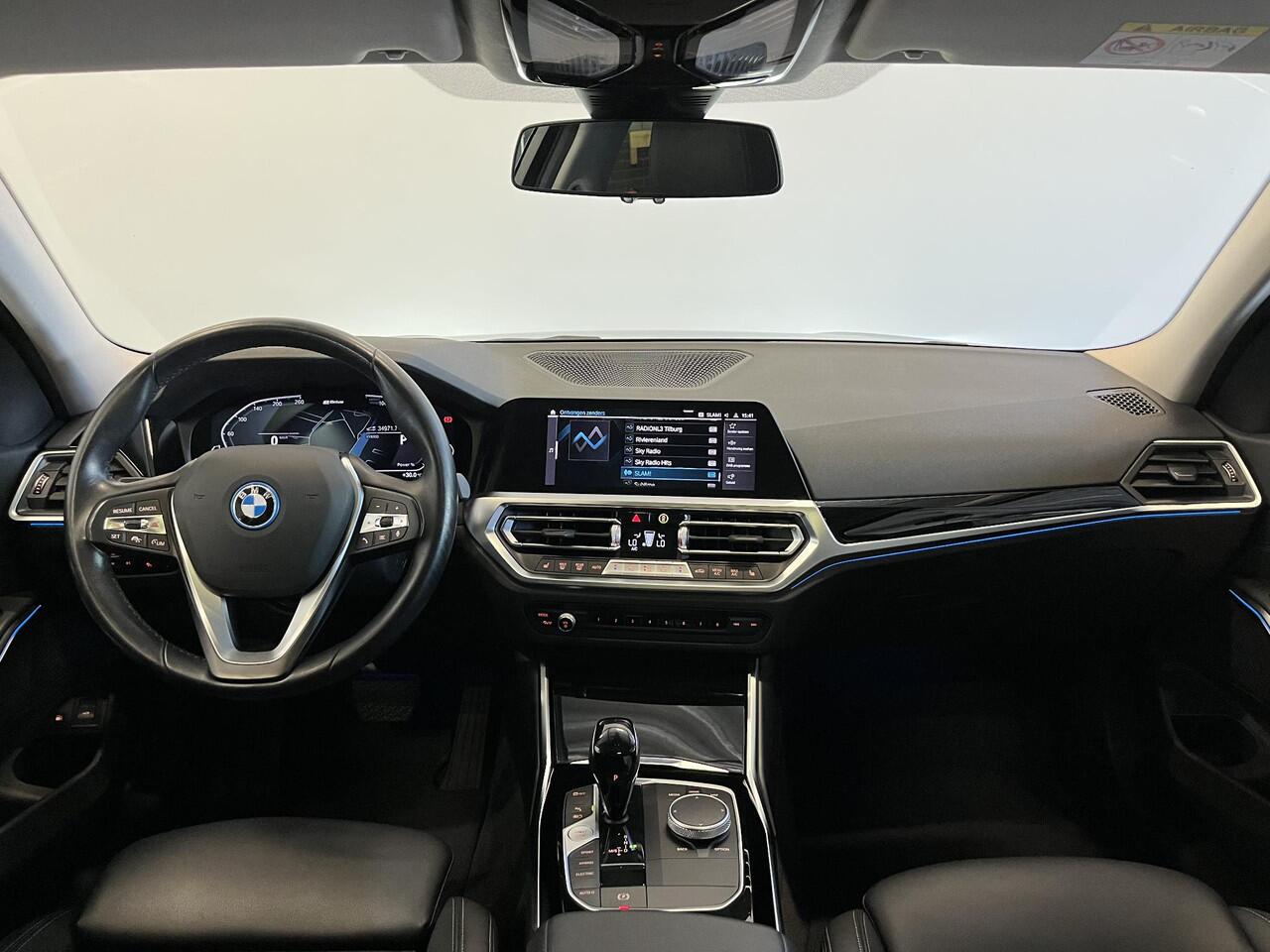 BMW 3-SERIE Touring 320e Sportline Aut-8 Panoramadak Head Up Display Laser Licht Adaptive Cruise Trekhaak Leder Navi Parkeer Sensoren