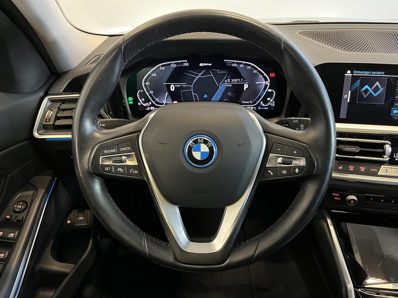 BMW 3-SERIE Touring 320e Sportline Aut-8 Panoramadak Head Up Display Laser Licht Adaptive Cruise Trekhaak Leder Navi Parkeer Sensoren