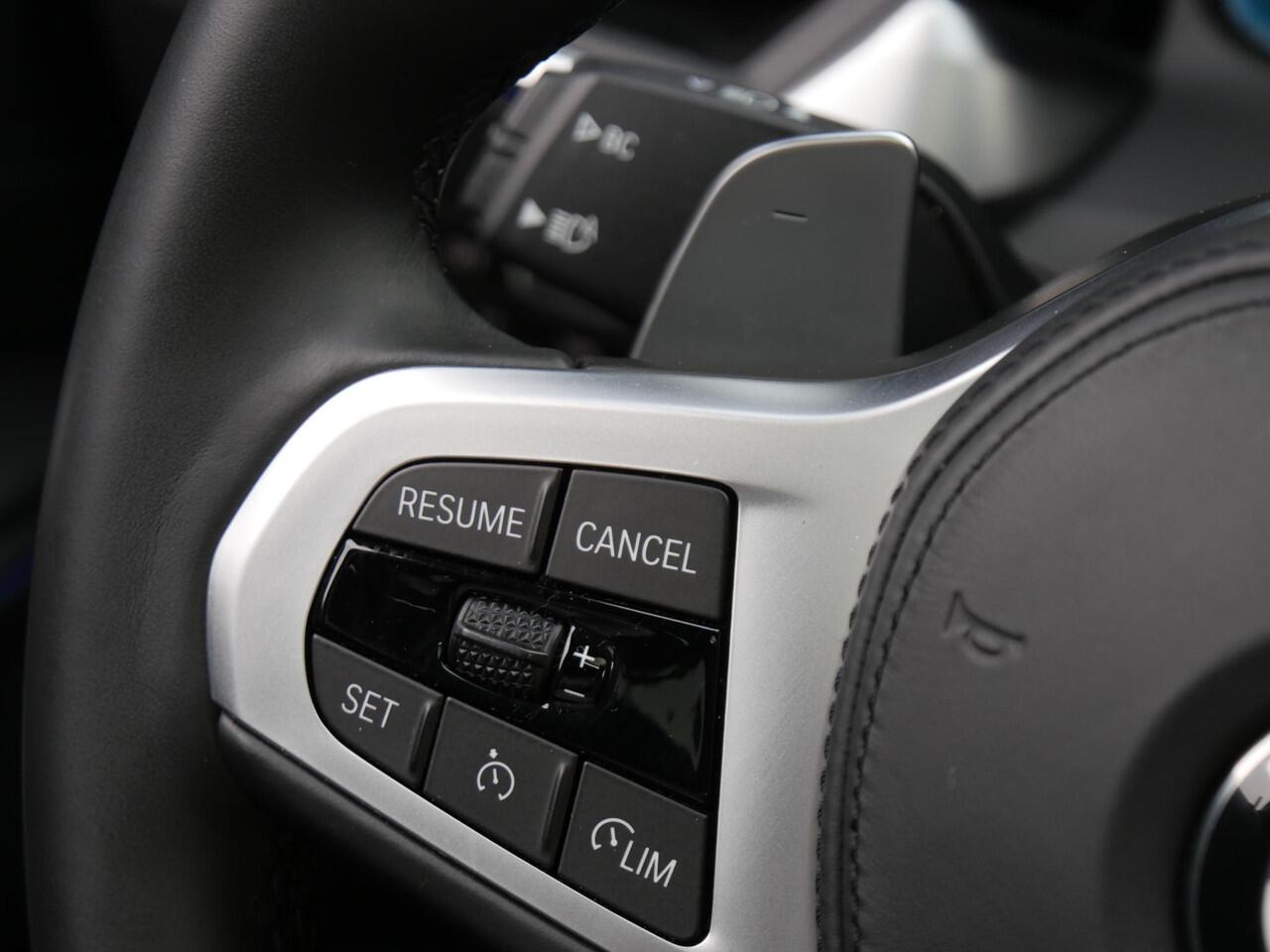 BMW 3-SERIE 318i M-SPORT/ SCHUIFDAK/ PARKING PACK/ SHADOW LINE / 19INCH BREEDSET M-SPORT VELGEN