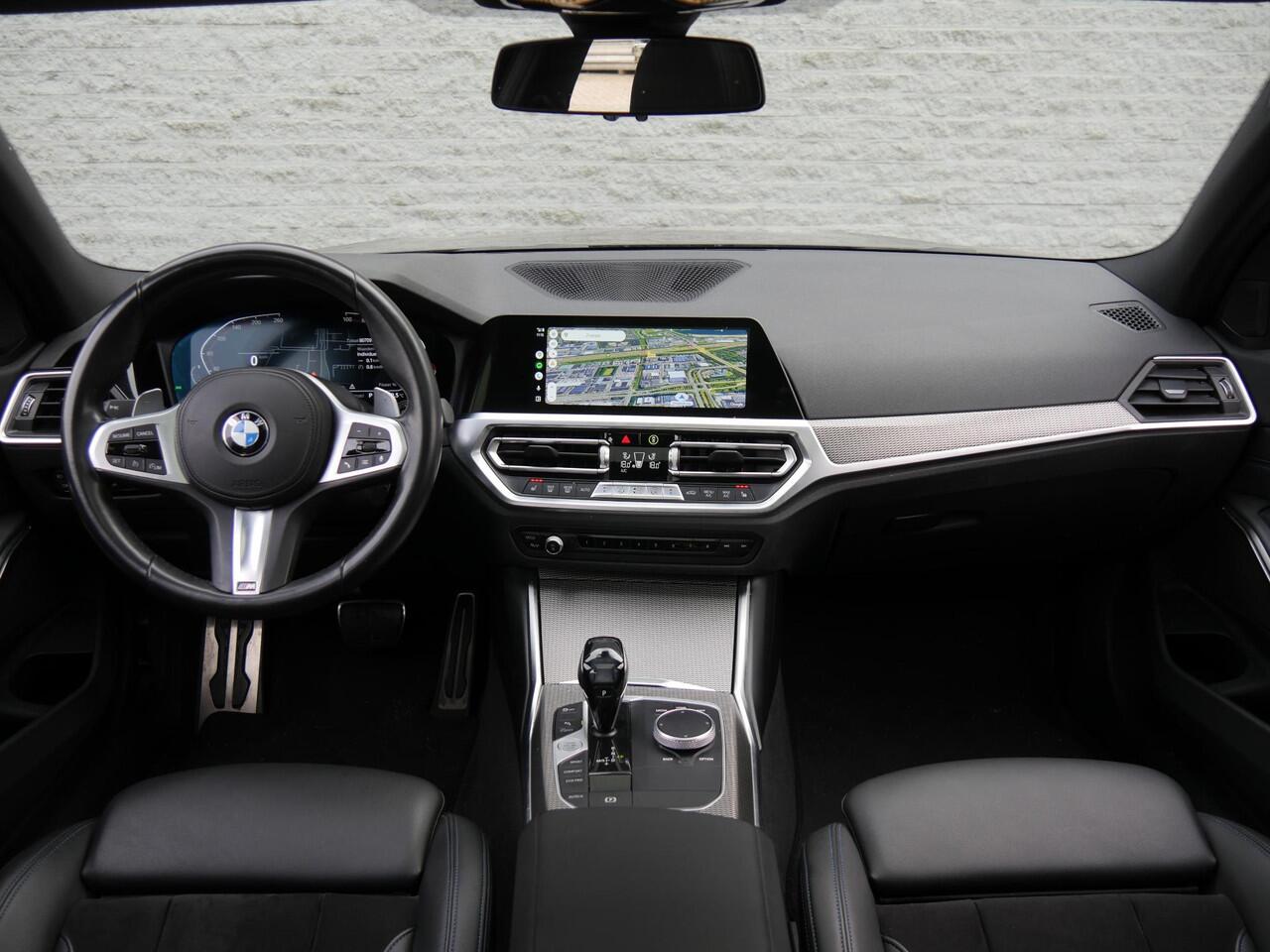 BMW 3-SERIE 318i M-SPORT/ SCHUIFDAK/ PARKING PACK/ SHADOW LINE / 19INCH BREEDSET M-SPORT VELGEN