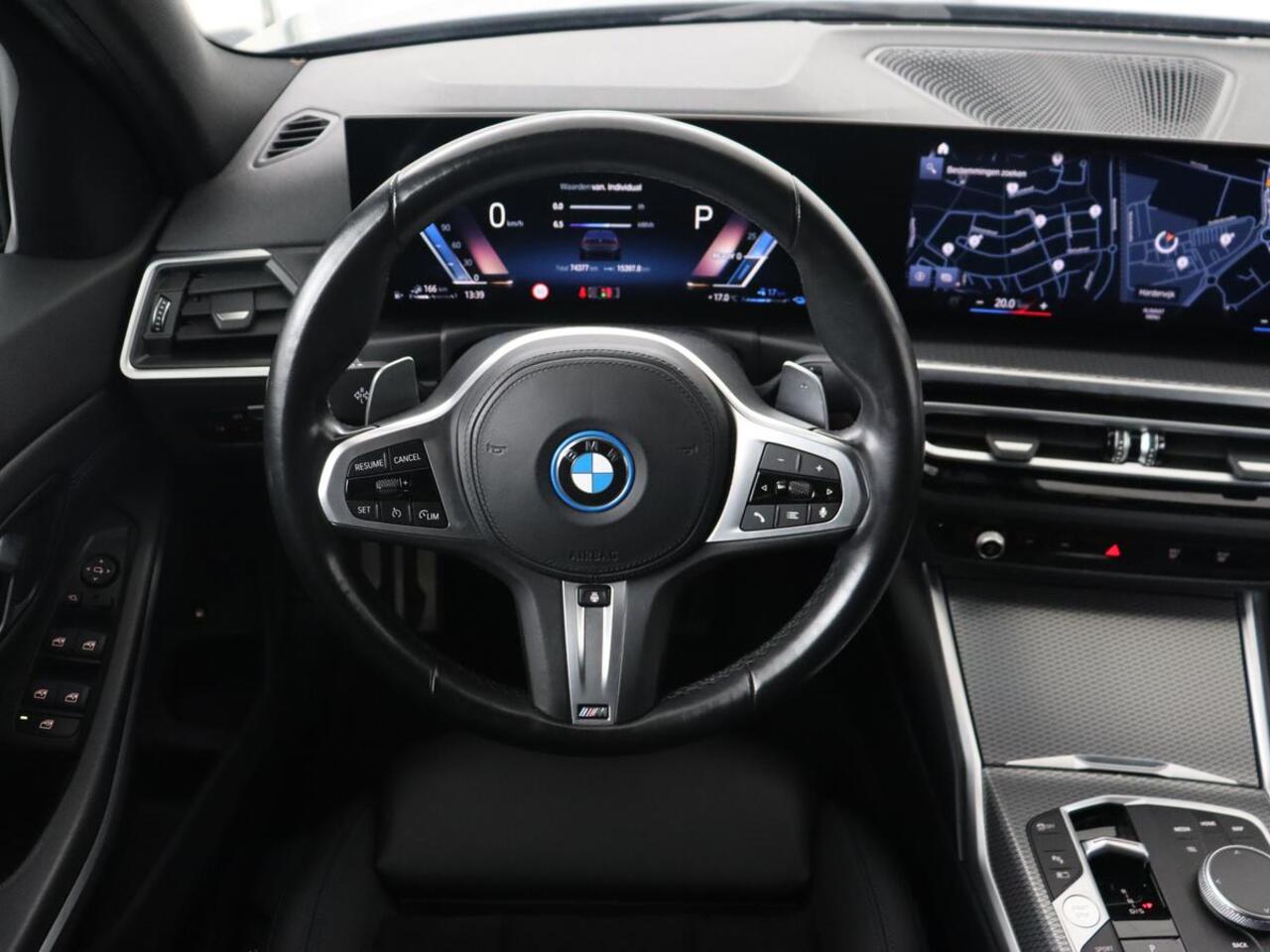 BMW 3-SERIE 320e M Sport | Trekhaak | Stoelverwarming | Camera | Leder/Alcantara | Stuurverwarming | Carplay | Live Cockpit Plus | Adaptief LED | Sportstoelen | Cruise control | PHEV | Plug In