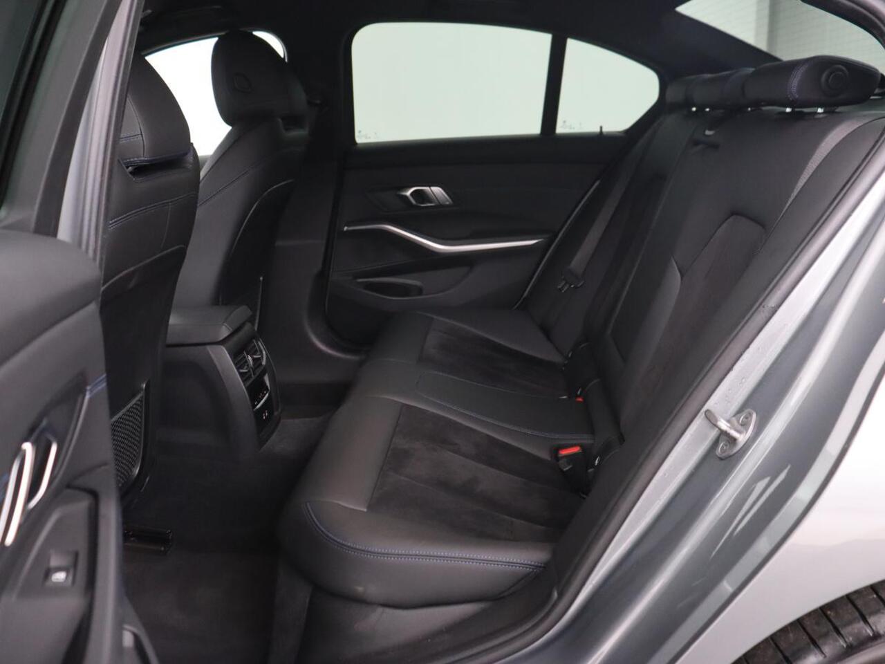 BMW 3-SERIE 320e M Sport | Trekhaak | Stoelverwarming | Camera | Leder/Alcantara | Stuurverwarming | Carplay | Live Cockpit Plus | Adaptief LED | Sportstoelen | Cruise control | PHEV | Plug In