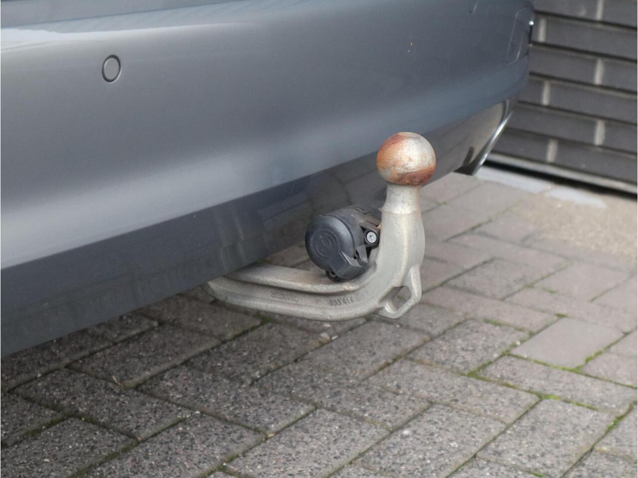 BMW 3-SERIE Touring 318i Executive Luxury Line Automaat / Live Cockpit Professional / Trekhaak / Elektrisch Verstelbare Sportstoelen / LED / 18 Inch / Leder / Hifi / Chrome Line / DAB / Parkeersensoren voor+achter