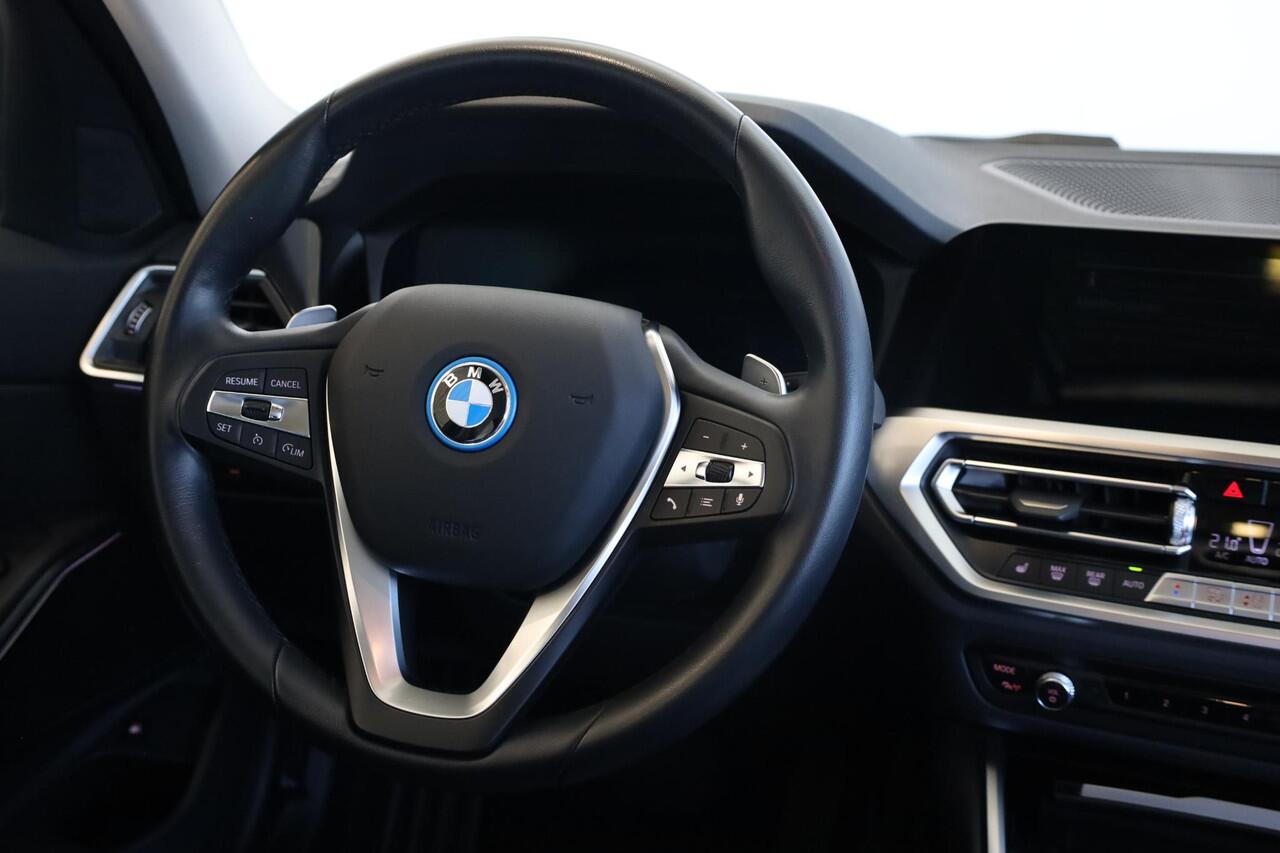 BMW 3-SERIE Sedan 330e xDrive | koplampen adaptief | High Executive | Head-up display | Schuif-kantel dak | Elektr stoelen met geheugen |